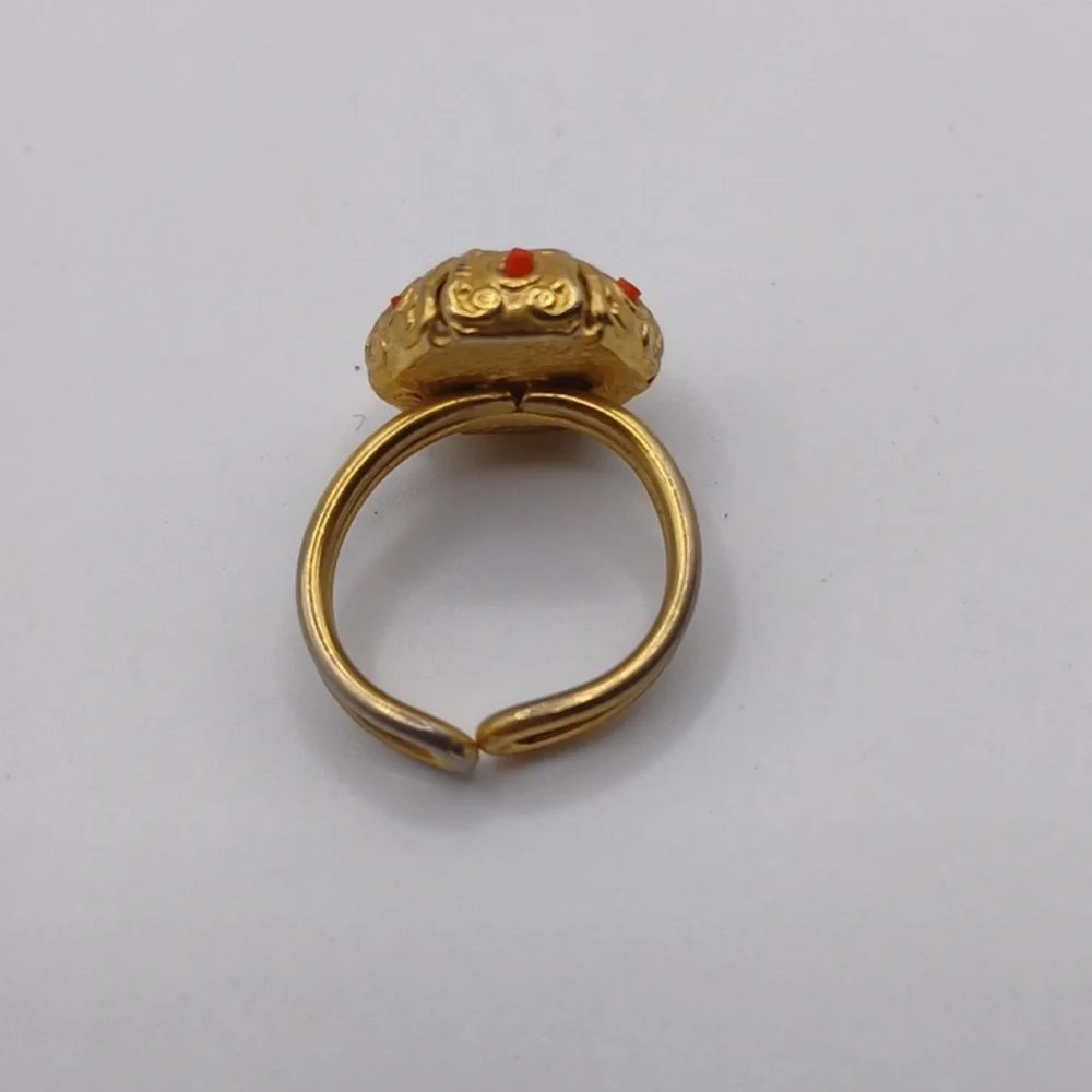 Gold Tone Design With a Tesserea Flower Ring